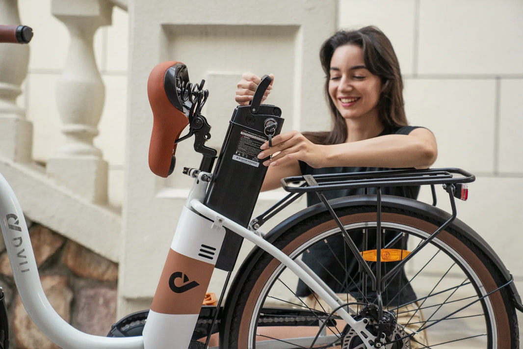 DYU C6 Pro Elektrofahrrad Akku in den Händen einer Frau