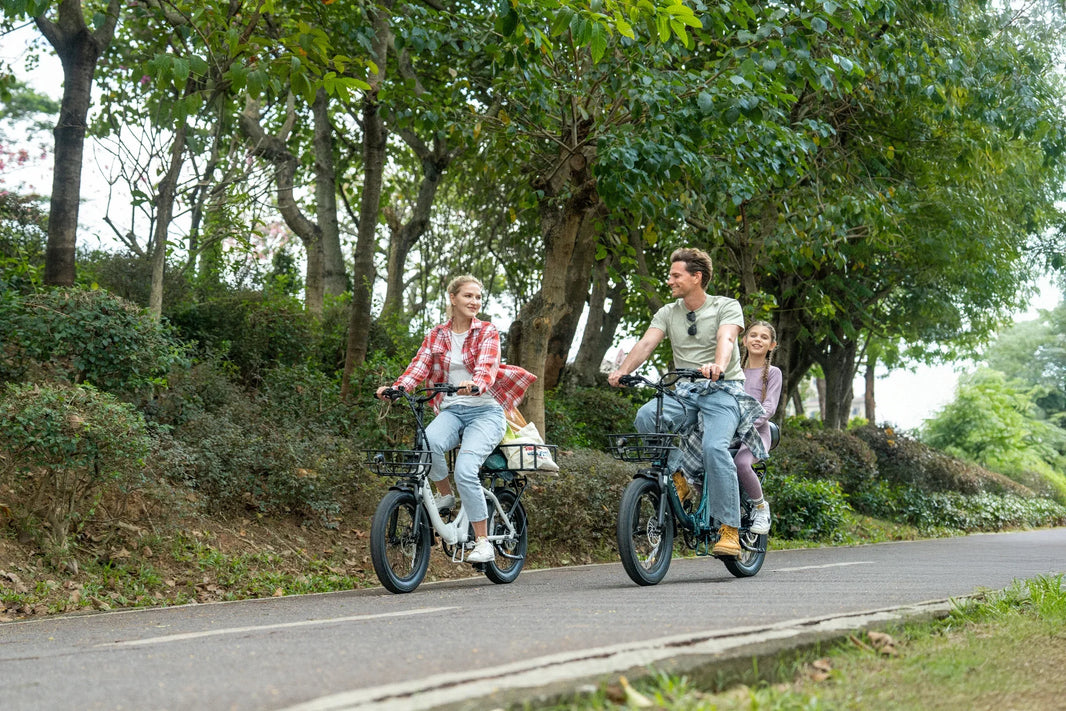 DYU C9 E-Bike auf einem deutschen Radweg für Reifendruckkontrolle