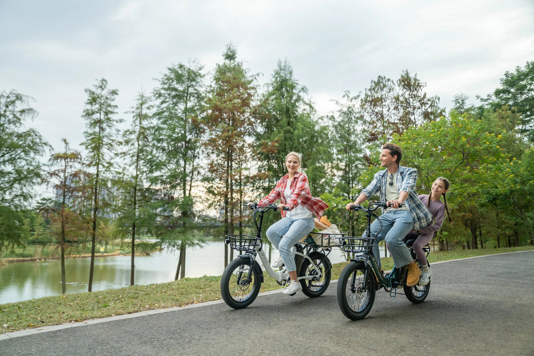 DYU C9 Klapprad E-Bike bei einem Wochenendausflug am See