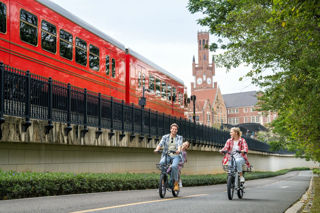 DYU C9 Klapprad E-Bike fuer deutschen Vergleich am roten Zug