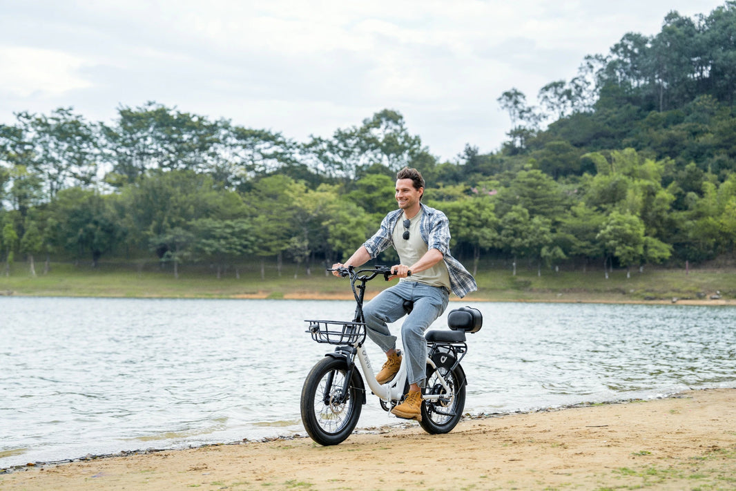 DYU C9 E-Bike am Seeufer für den E-Bike Akku Hitze Guide