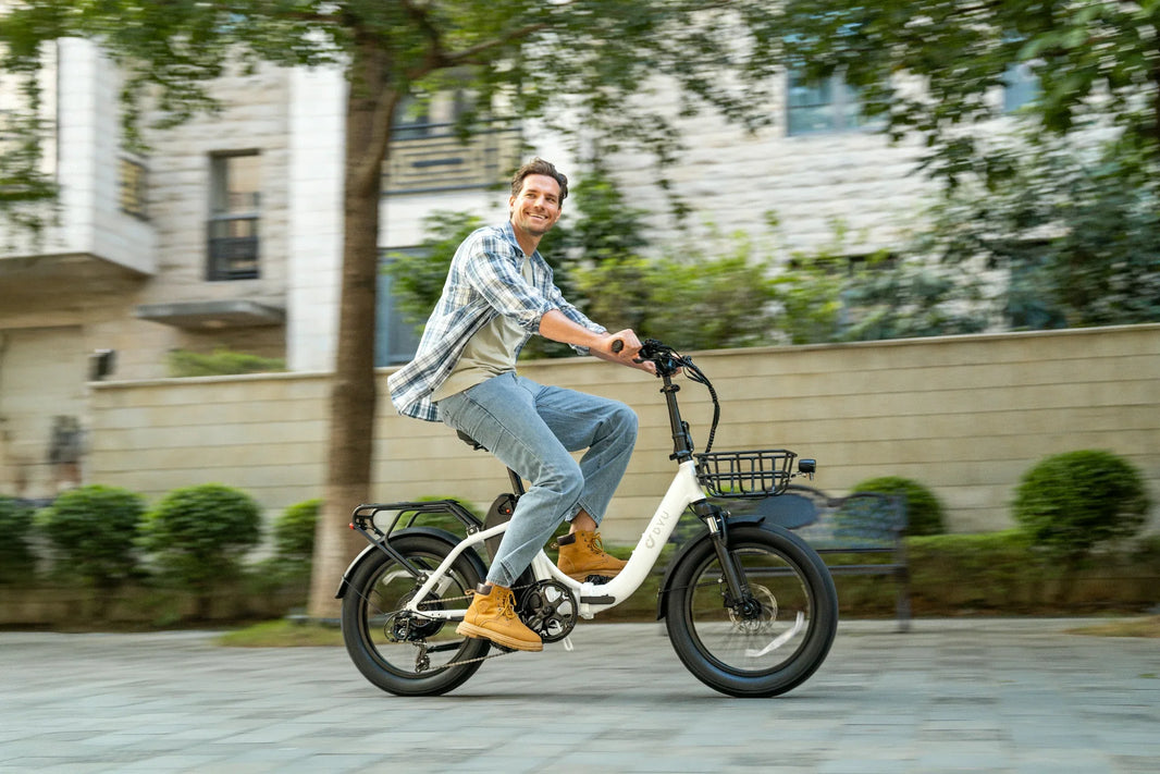DYU C9 E-Bike im deutschen Alltagstest auf einer Wohnstraße