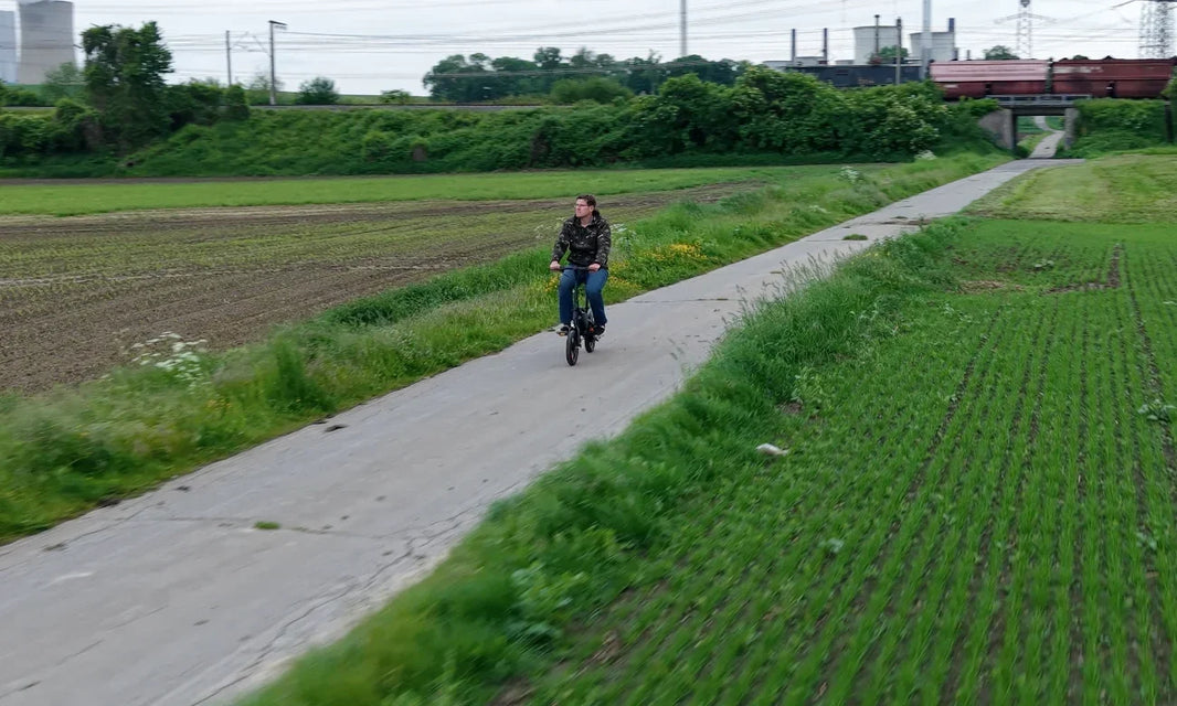 DYU D3S Mini E-Bike auf einer ruhigen Strasse fuer einen Feierabend Einkauf Guide