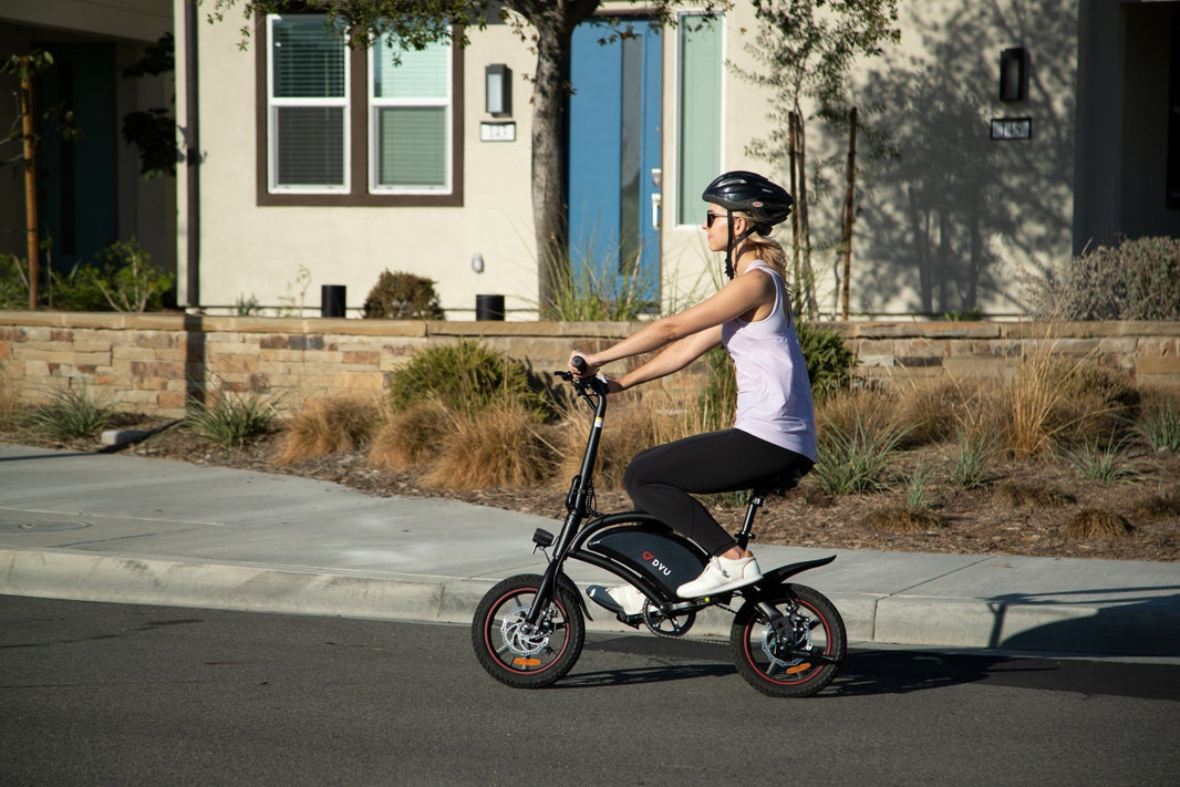 DYU D3S Mini E-Bike auf einer deutschen Wohnstraße für Kettenpflege