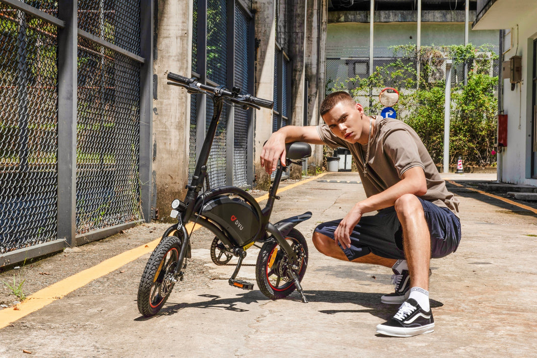 DYU D3S E-Bike beim Licht prüfen für den StVZO-Check