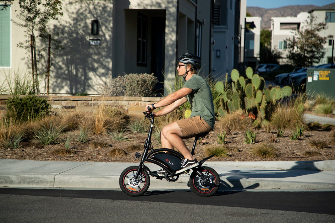 DYU D3S Mini E-Bike Stauraum Guide in einer deutschen Wohnstraße