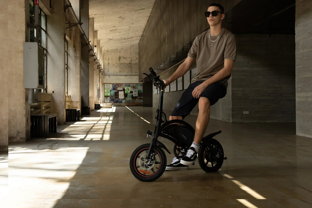 DYU D3S Mini E-Bike vor einer Bremskontrolle in Deutschland