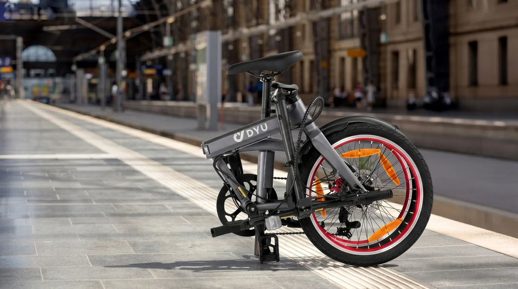 DYU SP1 Falt-E-Bike gefaltet am Bahnsteig in Deutschland