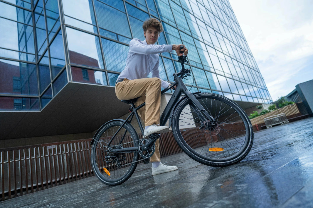 DYU Stroll 1 leichtes E-Bike vor moderner Architektur
