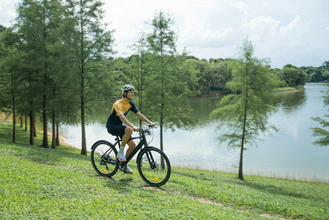 DYU Stroll 1 E-Bike auf einem deutschen Pendlerweg am Fluss